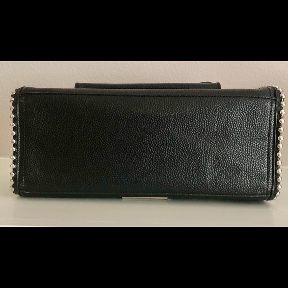 Steve Madden Handbags - Steve Madden black handbag with adjustable crossbody/shoulder strap.